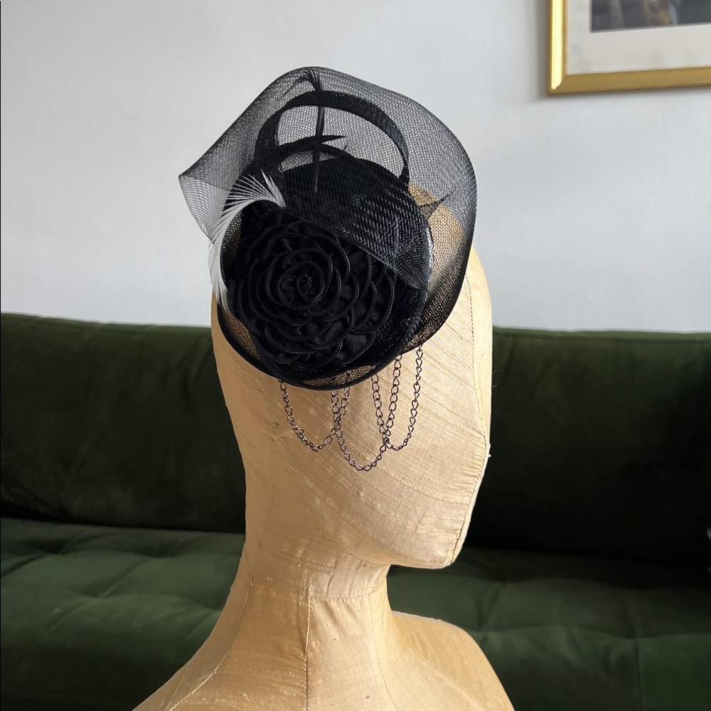 LADY REBEL BLACK AND WHITE MESH FASCINATOR WITH CHAIN ACCENT